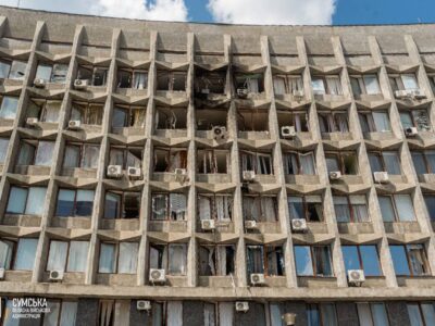 Удар по центру Сум: російський дрон влучив у будівлю облдержадміністрації  
