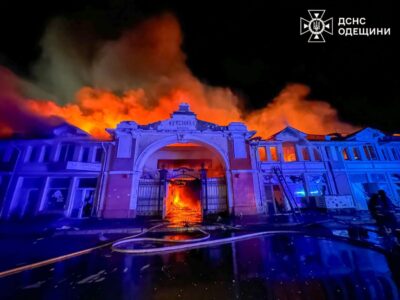 В Одесі через удар рф палає ринок Привоз  