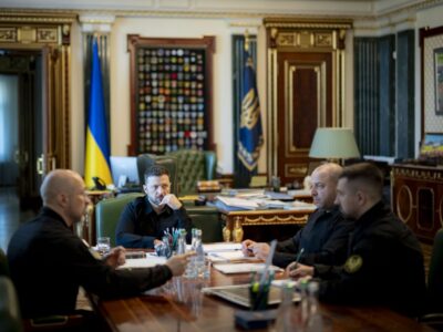 Постачання і виробництво зброї: Президент провів нараду щодо оборонної сфери  