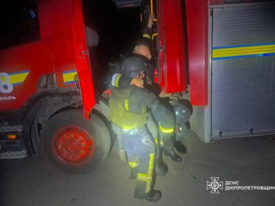 У Нікополі через атаку рф постраждали троє рятувальників і цивільні  