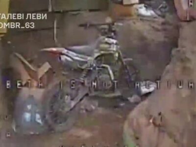 Доленосна зустріч — окупанти сховали в окопі мотоцикл, але туди завітав наш дрон  