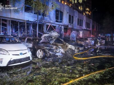 Ворог атакував Одесу: пошкоджено адмінбудівлю, є постраждала  