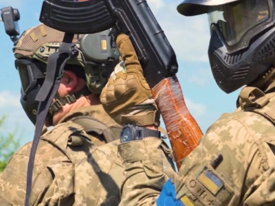 «У дитинстві гралися у войнушки — такого не було»: рекрути навчаються зачищати траншею «двійками»  