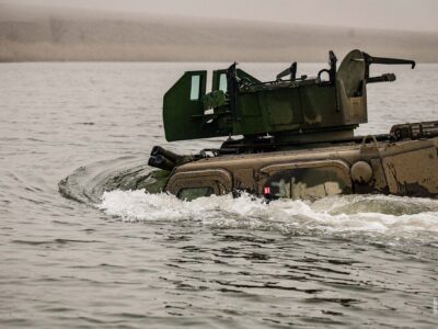 Річка по коліно — морпіхи провели навчання з форсування важкою технікою водної перешкоди  