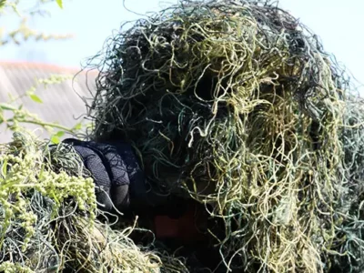 «Ця пляма ще й рухається»: росіяни накупили маскувальних комбінезонів, але так і не навчилися користуватися  