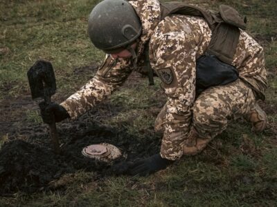 Вдень розчищає шлях своїм, уночі мінує для ворога: подвійне життя сапера на «нулі»  