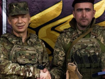 Десантник, який збив близько сотні дронів, отримав «Золотий хрест» від Головнокомандувача  
