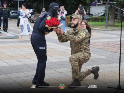 «Під стягом присягав Україні, тепер — присягаю в коханні»: нацгвардієць освідчився коханій на День Прапора  