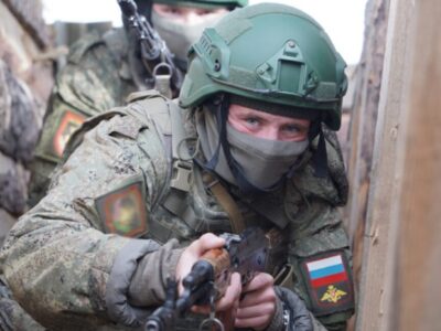 Повзуть по «зеленці», щоб нищити логістику: тактика росіян на Куп’янському напрямку  