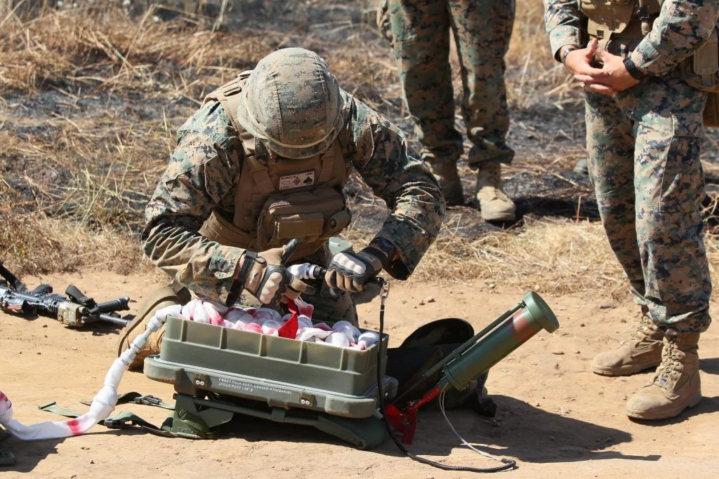 Підготовка до застосування Системи прориву протипіхотних загороджень APOBS Mk 7 Mod 2. Фото: ВМС США/Грег Войтко