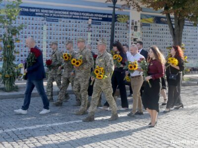 Квіти, сльози і клятва помсти: Україна згадує тих, хто віддав життя за свободу  
