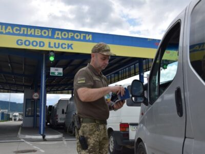 В Україні пом’якшили обмеження на виїзд чоловіків за кордон: роз’яснення  