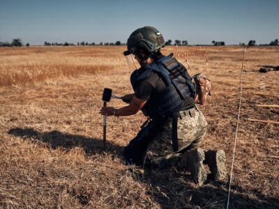 Під ногами — смерть, попереду — робота: сапери розмінували територію розміром з Бучу  