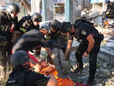 Ворог вдарив по Запоріжжю — постраждали вісім осіб, одна людина у важкому стані  