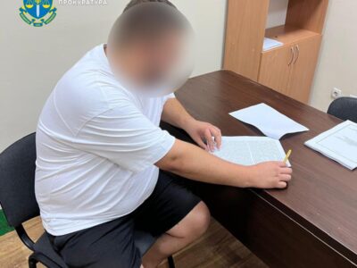 У Києві затримали чоловіка, який допомагав незаконно знімати чоловіків з військового обліку  