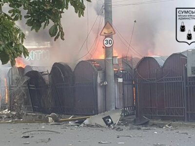 Удар по центру Сум: ворог атакував місто безпілотником, на місці влучання — пожежа  