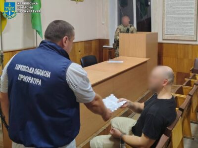 «Дістав ніж і вдарив у скроню»: у Харкові чоловік поранив поліцейського та трьох співробітників ТЦК  