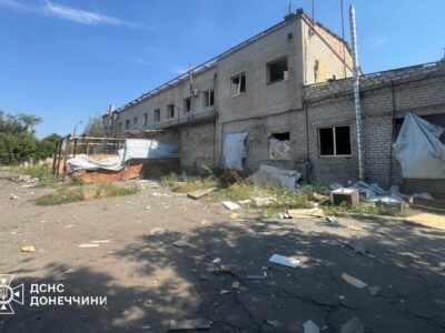 Окупанти обстріляли пожежну частину на Донеччині, двох рятувальників поранено  