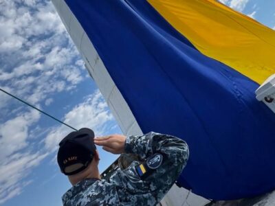 До Дня Незалежності бійці ВМС підняли на маяку в Одесі велетенський прапор України  