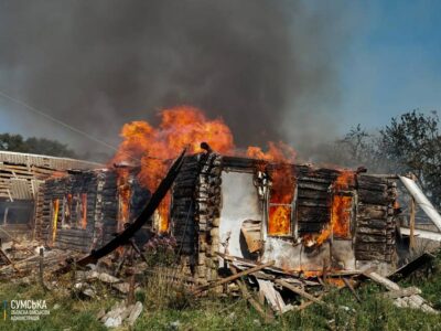 Ворог атакував житлову забудову Сумщини: три людини поранено  