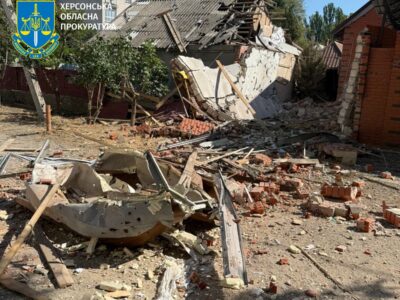 Поранені поліцейські та цивільні: наслідки ранкової атаки на Херсон  