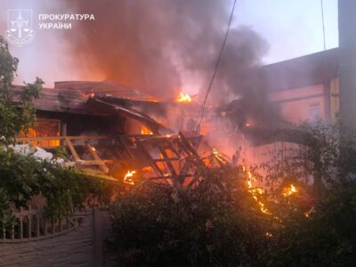 Окупанти вдарили по Херсону, є загибла та поранені  