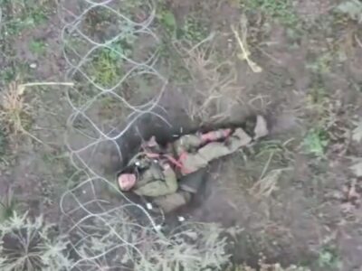 Безпорадна мішень — ворожий штурмовик заплутався у колючому дроті, мов муха у павутині  