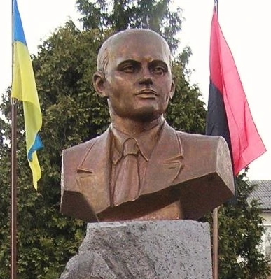 Пам’ятник Миколі Арсеничу на малій батьківщині (скульптор Петро Штаєр)