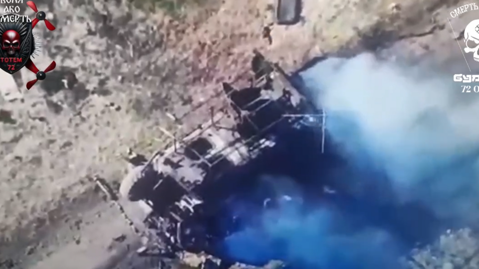 На Донеччині пілоти FPV-дронів вполювали бронемашину «Ахмат» противника