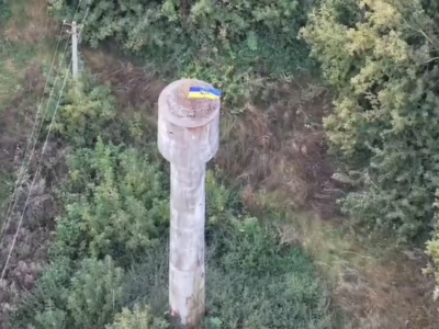 У різних точках Олексіївки Сумської області з’являються українські прапори: 225 полк  
