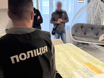 $14 000 за «квиток» до Молдови: у Харкові затримали ділків, у яких вилучили понад $26 000 готівкою  