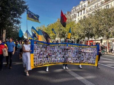 На мирній ході у Парижі родини полонених нагадали про катування в російській неволі  