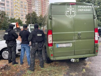 У Києві затримали жінку, яка продавала авто, ввезені як гуманітарна допомога для ЗСУ