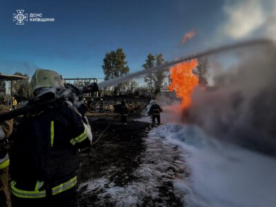 Окупанти вночі атакували два райони Київщини, виникли пожежі  