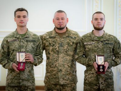 Два тижні в оточенні під Покровськом — контрактники за програмою «18-24» отримали перші державні нагороди  