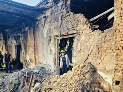 Посол ЄС відвідала пошкоджену російським «Іскандером» будівлю уряду в центрі Києва  