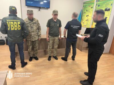 Забезпечили незаконний виїзд щонайменше 80 чоловікам: затримали п’ятьох прикордонників  