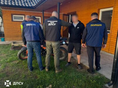 Знав усі «схеми»: на Буковині затримали експрикордонника, який за €6500 переправляв ухилянтів  