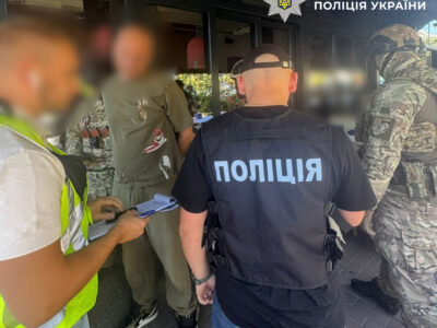 $82 000 готівкою та «чорнові записи»: у Києві затримали організатора схеми для ухилянтів  
