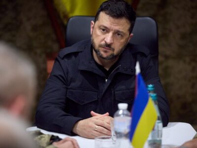 «Пікапи, контракти й дрони»: Володимир Зеленський вислухав десантників і пообіцяв рішення  