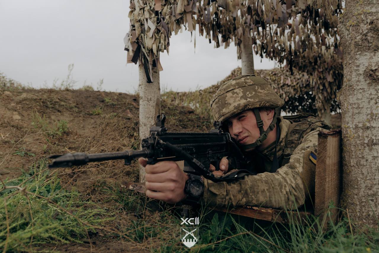 Новобранець 92-ї окремої штурмової бригади імені кошового отамана Івана Сірка під час тренувань