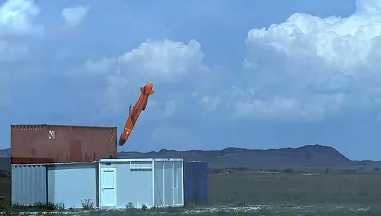 Крилата ракета повітряного базування SOM вражає мішень. Фото: Roketsan