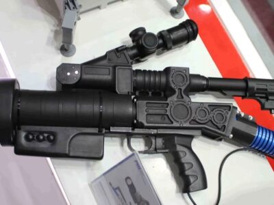 Світ переймається боротьбою з БПЛА: індонезійська компанія представила портативну лазерну систему для протидії FPV-дронами  