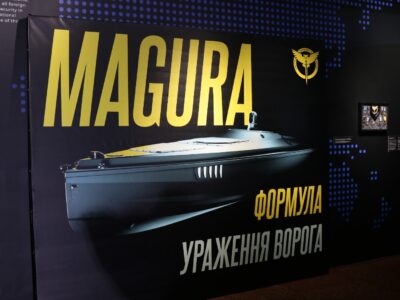 Національному музею історії України у Другій світовій війні передали макети морських дронів MAGURA  