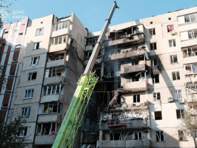 У Києві працюють близько 400 рятувальників, задіяно майже 100 одиниць техніки та гелікоптери  