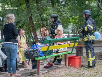 Ворог ударив по багатоповерхівці в Сумах  