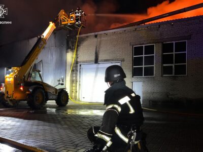 На Волині рятувальники ліквідували масштабну пожежу після російського обстрілу  