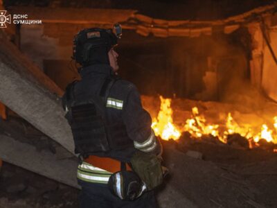 Рятувальники ліквідували пожежу, що виникла внаслідок російської атаки на навчальний заклад у Сумах  