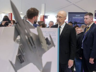 Денис Шмигаль зустрівся на виставці озброєнь DSEI з представниками провідних оборонних компаній  