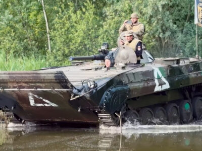 «Річка не стане перешкодою»: піхотинці відпрацьовують форсування води на БМП-1  